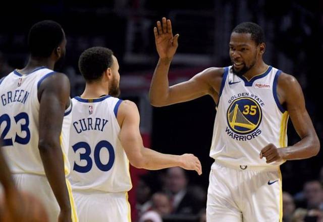 C罗前队友：C罗能踢到100岁！不喜欢梅西就不喜欢足球！（C罗昔日队友：他能踢到百岁！不爱梅西就不懂足球）