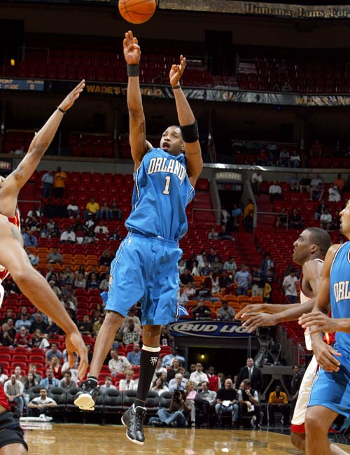 太阳报：B费夺冠面无表情，曼联球迷社媒盛赞他为称职队长（《太阳报》：B费捧杯仍冷面，曼联球迷在社媒齐赞其为合格队长）