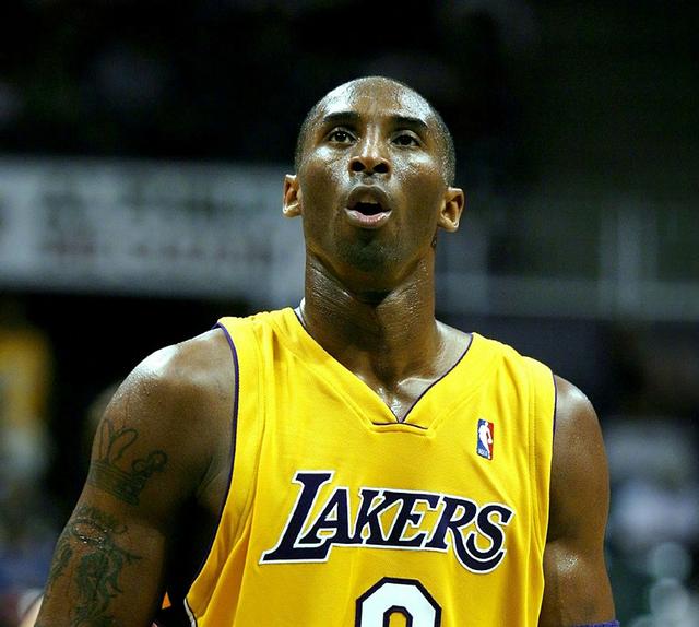 马格德堡球员庆祝进球，不幸跌入2.7米深的沟中但安全逃出（马格德堡球员进球庆祝时失足坠入2.7米深沟，已平安脱困）