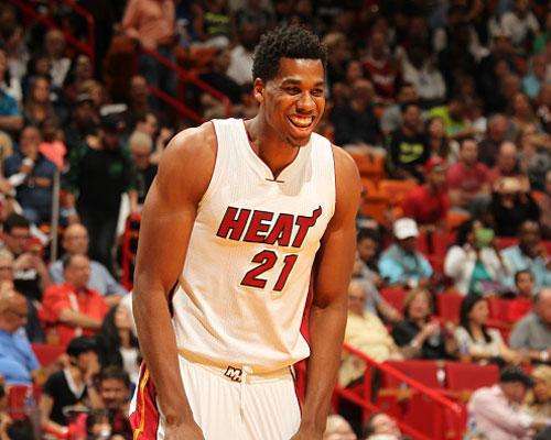 广东男篮防守反击轻取上海（广东男篮依靠防守反击轻松击败上海）